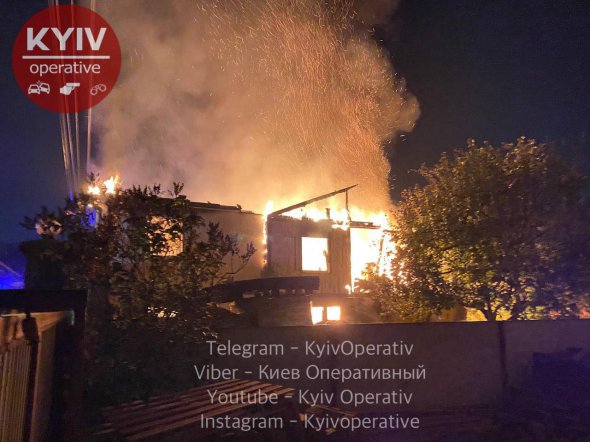 У Києві згорів приватний будинок
