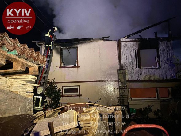 У Києві згорів приватний будинок