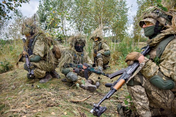 Військові очікують на команду під час українсько-американських навчань Rapid Trident-2021. Їх проводять у Львівській області на базі Міжнародного центру миротворчості та безпеки Національної академії сухопутних військ. Триватимуть до 1 жовтня. У них беруть участь 15 країн