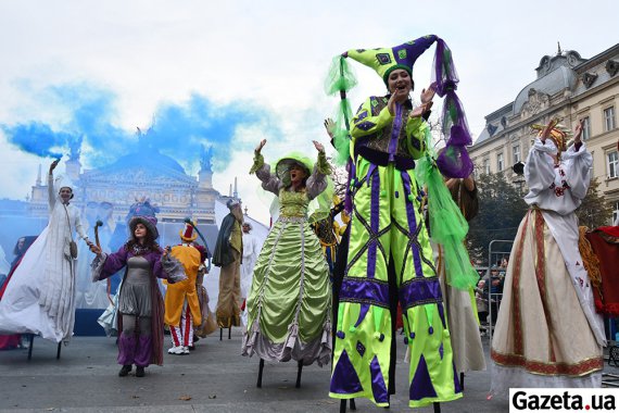 Состоялось карнавальное открытия 32-го международного театрального фестиваля "Золотой Лев - 2021"