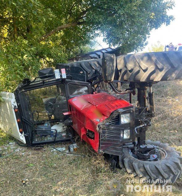 В Одесской области перевернулся трактор с прицепом, в котором находились пятеро мальчиков в возрасте от 9 до 15 лет. Один погиб