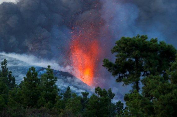 Вулкан Кумбре-В'єха знову вивергає розпечену лаву і густі хмари чорного диму