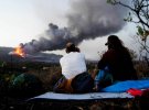 Вулкан Кумбре-Вьеха снова извергает раскаленную лаву и тучи черного дыма