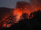 Вулкан Кумбре-Вьеха снова извергает раскаленную лаву и тучи черного дыма