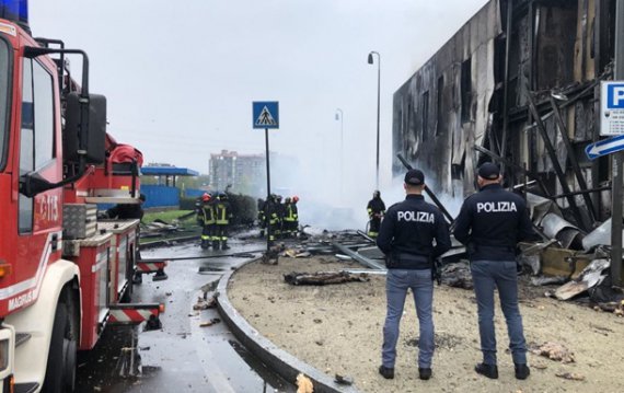 В італійському  Мілані невеликий приватний літак врізався в   будівлю.  Загинули восьмеро людей