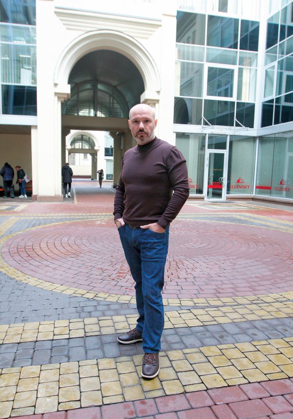 Ігор ГУТ, 47 років, дослідник бізнесу та конкуренції. Народився 2 лютого 1974-го у Володимирі-Волинському на Волині. Батько був електриком, мати – працівницею автобази. Закінчив Національний гірничий університет у Дніпрі за спеціальністю ”Економіка підприємства”. Захистив дисертацію з поведінкової економіки. ”На той час я був єдиний, хто займався питанням ірраціональності, емоційності нас як споживачів. Для Заходу це була норма, для українців – диво”. Навчався у Шведському інституті менеджменту IFL Executive School. Працював у міжнародних компаніях ТEMDE-Ukraine, BROCARD Ukraine. Директор і співвласник шведсько-українського проєкту Develop Your Business. Проводить навчальні програми з розвитку та капіталізації компаній, створює дорадчі ради. Член правління International Renaissance Foundation, заснованої фінансистом Джорджем Соросом. Протягом 10 років входить в борди компаній з різних галузей і допомагає їм підсилити конкурентоздатність. Учасник об’єднання інтелектуалів ”Несторівська група”. 2005-го переїхав із Дніпра до Києва. Про особисте не розповідає