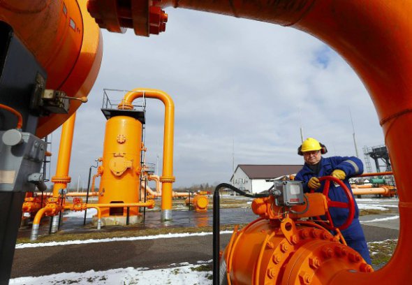 Инженер исследует систему газораспределения в венгерском Берегдароке - одном из сотен пунктов, где российский газ попадает в ЕС 