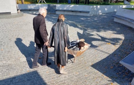 Символічне покриття із пам'ятника зірвали чотири "в'язні концтабору" під звуки скрипки, що лунали із табірної вежі. Це була інсталяція режисера Лешека Мондзіка