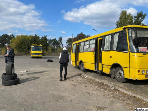 Збірний військкомат Києва знаходиться у Дніпровському районі столиці. Призовників туди привозять автобусами. Хлопці проходять медичні огляди