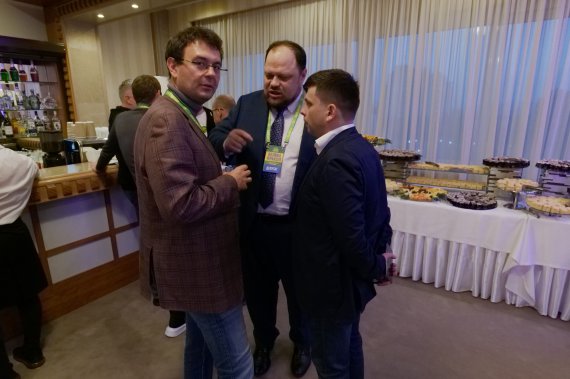 У барі ”Альтер его” готелю ”Ріксос Прикарпаття” для учасників вечірки парламентської фракції ”Слуга народу” накрили столи з десертами. Тут голова комітету з питань фінансів, податкової та митної політики Данило Гетманцев (на фото ліворуч) спілкується з першим заступником голови Верховної Ради Русланом Стефанчуком 1 жовтня