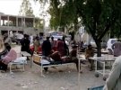 Люди собираются возле больницы после землетрясения в Харнае, Белуджистан, Пакистан