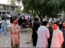 Люди збираються біля лікарні після землетрусу в Харнаї, Белуджистан, Пакистан