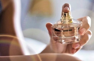 Парфумерний ринок перенасичений підробками, тож аромати краще купувати в спеціалізованих магазинах, де представлена оригінальна продукція