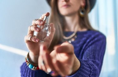 Парфумерний ринок перенасичений підробками, тож аромати краще купувати в спеціалізованих магазинах, де представлена оригінальна продукція