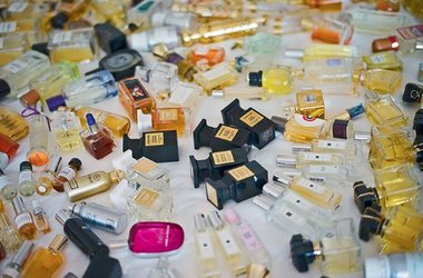 Парфумерний ринок перенасичений підробками, тож аромати краще купувати в спеціалізованих магазинах, де представлена оригінальна продукція