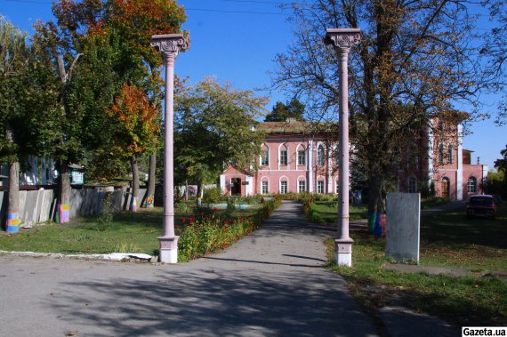 Пархомовский художественно-исторический музей расположен в бывшем особняке сахарозаводчика Харитоненко. В советские годы здесь было заводоуправление