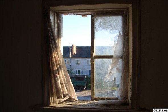 Окно в одной из заброшенных квартир на втором этаже "дома Малевича"