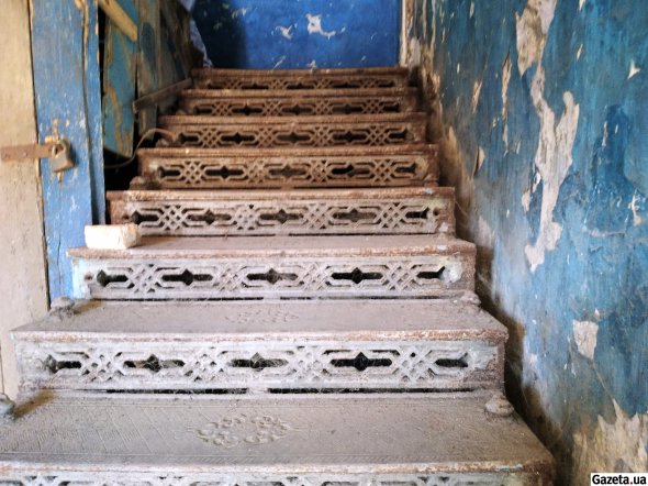 Металеві сходи на другий поверх "будинку Малевича" 
