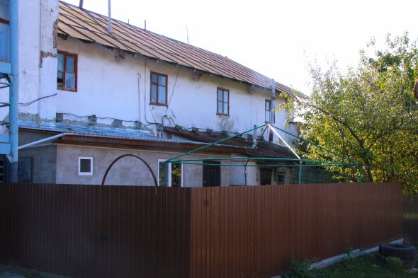 Со стороны двора "дом Малевича" облеплен пристройками и заборами
