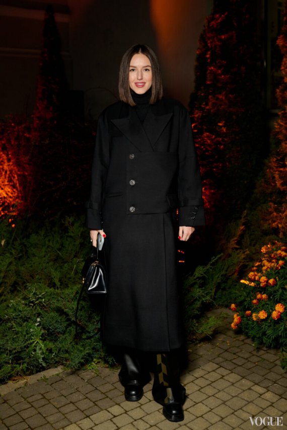 Среди гостей была блогер Алина Френдий, которая пришла в черных пальто и брюках