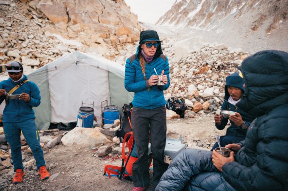 Альпіністка Ірина Галай  із шерпами п’є чай у таборі на висоті 4900 метрів під час спуску з вершини гори Чогорі на кордоні Кашміру й Китаю. Підкорила її 27 липня 2021 року. Стала першою українкою, яка це зробила