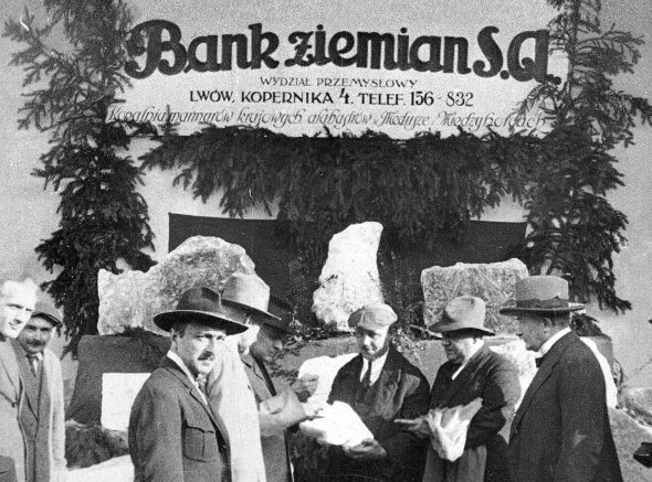 Відвідувачі виставки Східні торги у Львові розглядають павільйон місцевого ”Банку землян”, вересень 1926-го. У різні роки участь у заході брали півтори-дві тисячі установ і підприємств