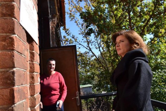 Дружина екс-президента Марина Порошенко іде на зустріч в благодійний фонд у Полтаві, який опікується жінками, що зазнали домашнього насилля. 5 жовтня