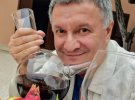 Колишній міністр внутрішніх справ Арсен Аваков демонструє вино в італійському місті Лаціо