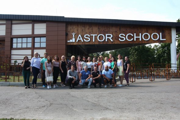 Astor School -це сучасний освітній заклад, який захоплює учнів цікавими уроками