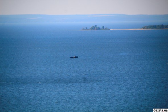 Вид з гори Пивихи на Кременчуцьке море, острови та риболовецьке судно