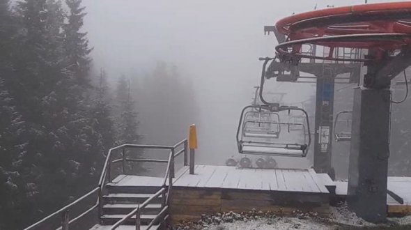 На гірськолижному курорті "Буковель"  в Івано-Франківській області йде сніг