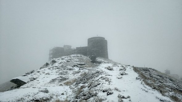 На горі  Піп Іван Чорногірський хмарно, туман, падає сніг