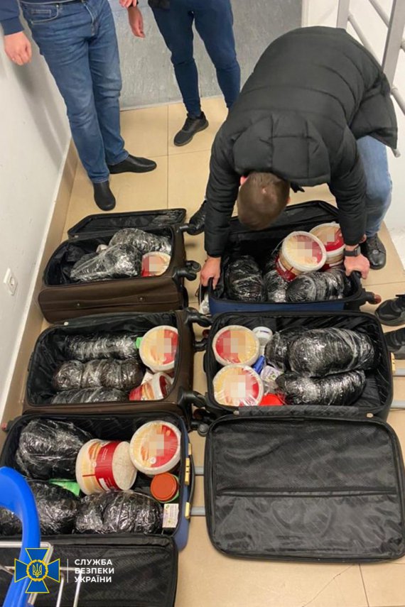 В аэропорту «Борисполь» задержали украинок, которые пытались ввезти оптовую партию псевдоэфедрина