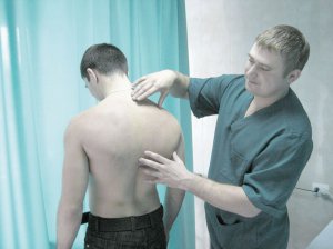 Луцький реабілітолог Іван Сергійчук оглядає пацієнта із запаленням скелетних м’язів. У таких випадках радить натирати болючі місця спиртовою настоянкою з кори барбарису