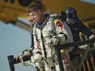 Фелікс Баумгартнер стоїть на льотному полі після невдалого польоту 9 жовтня 2012 р