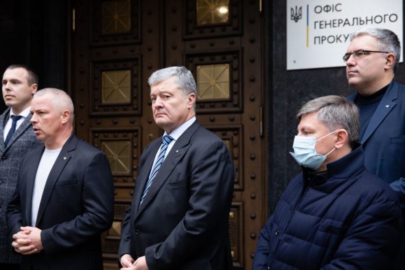Петр Порошенко вместе с депутатами прибыл в Офис генпрокурора для неотложного приема у Ирины Венедиктовой