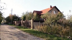 У сімох дітей з села Велика Омеляна на Рівненщині виявили вірус поліомієліту. Через тяжкі наслідки хвороби півторарічна дівчинка паралізована. Родина, що мешкає в будинку на фото, — забезпечена, проте батьки відмовилися від вакцинації. Вірусологи та імунологи, які приїхали щеплювати 268 дітей до п’яти років у цій громаді, отримали 42 відмови