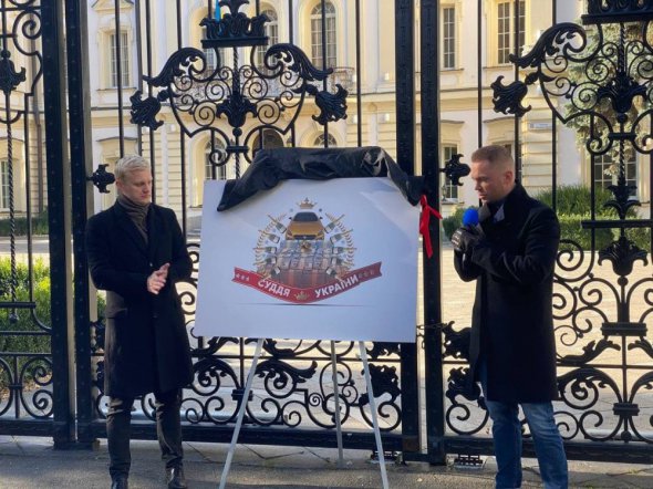 Голова Фундації DEJURE Михайло Жернаков (праворуч) з керівником Центру протидії корупції Віталієм Шабуніним під Верховний судом представляють альтернативний нагрудний знак "Суддя України»