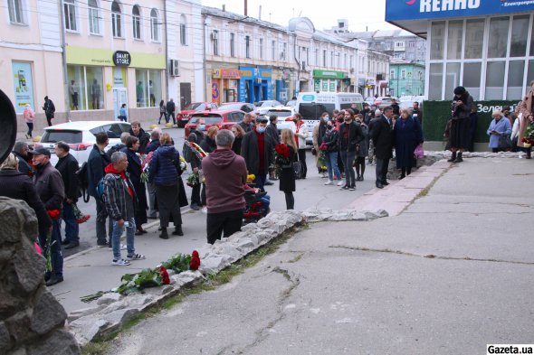 Харків'яни, друзі й колеги покійного - прийшли віддати шану музикантові в останній раз