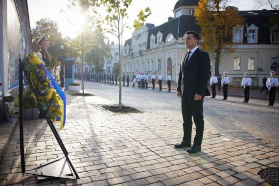 Зеленский на Михайловской площади почтил погибших украинских защитников. Фото: president.gov.ua