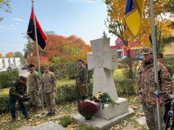 В Киеве открыли памятный знак защитникам Украины. Фото: Арміяinform