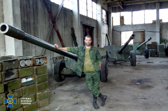 Допросили боевика ЛНР, который разведывал позиции ВСУ под видом разминирования. Фото: СБУ