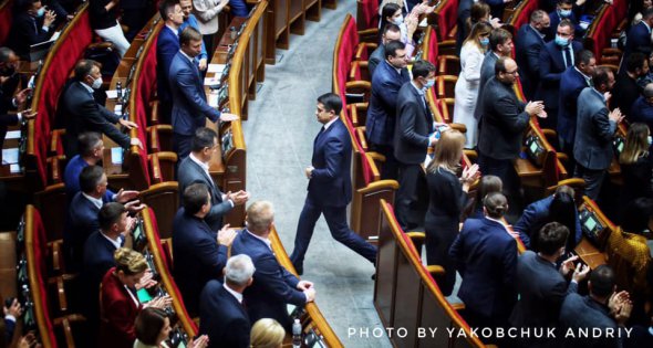 Бывший спикер Дмитрий Разумков теперь сидит в парламенте на задних рядах за депутатами от «Европейской солидарности»
