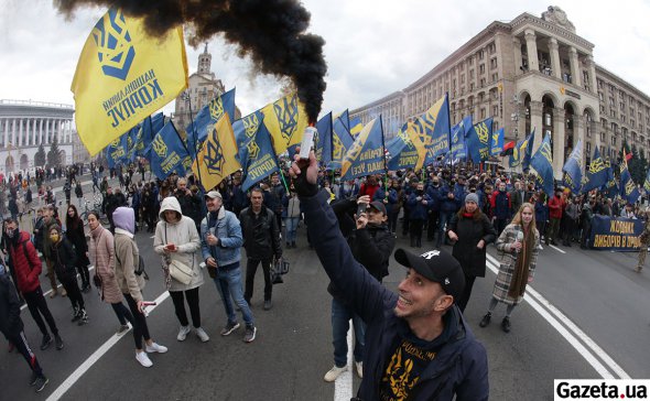 На ходу в честь УПА і Марш нації - прийшли кілька тисяч бійців ООС, їхніх родичів, волонтерів, киян. Також були ветерани українсько-російської війни