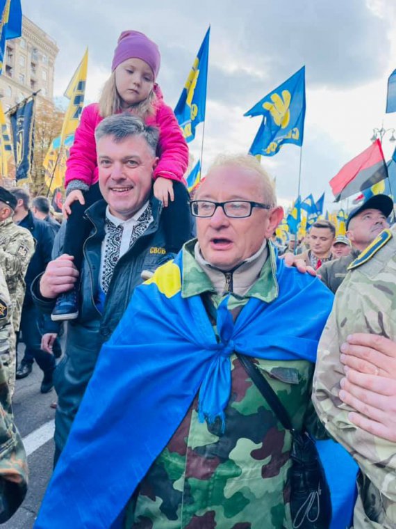 Лідер партії "Свобода" Олег Тягнибок іде на мітинг зі своєю молодшою онучкою