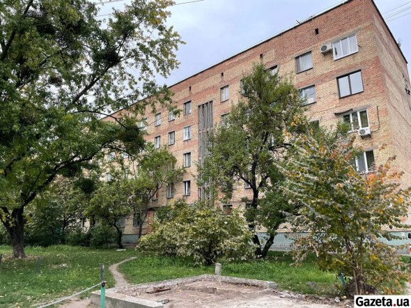 Внешне многоэтажка похожа на большинство старых домов в Киеве