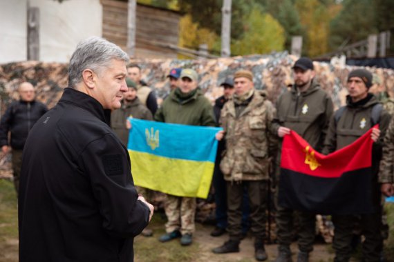 Під час перших тактичних зборів ГО "Res_Publika. Брати по зброї" Петру Порошенку вручили іменну медаль. Фото: eurosolidarity.org