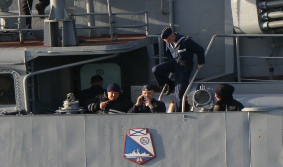 Американці зняли російський корабель "Адмірал Трібуц".  У кадр потрапили російські моряки