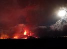 На Канарських островах місяць  вивергається вулкан Кумбре-В'єха. Знищено майже дві тисячі будинків. Лавою залиті майже 800 га землі