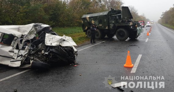 На Львовщине в результате столкновения грузовика и легковушки погибли супруги
